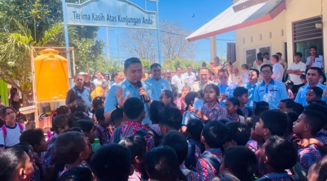 Kepala Badan Gizi Nasional (BGN) Sudaryono makan bersama para siswa SDK St Arnoldus Penfui, Kota Kupang