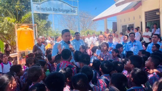 
					Kepala Badan Gizi Nasional (BGN) Sudaryono makan bersama para siswa SDK St Arnoldus Penfui, Kota Kupang