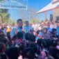 Kepala Badan Gizi Nasional (BGN) Sudaryono makan bersama para siswa SDK St Arnoldus Penfui, Kota Kupang