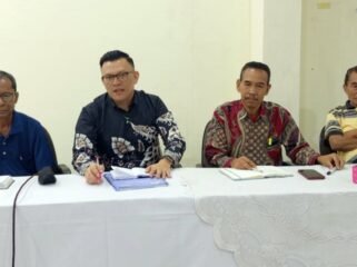 Fransisco Besi bersama keluarga almarhumah dokter Icha.