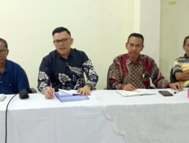 Fransisco Besi bersama keluarga almarhumah dokter Icha.