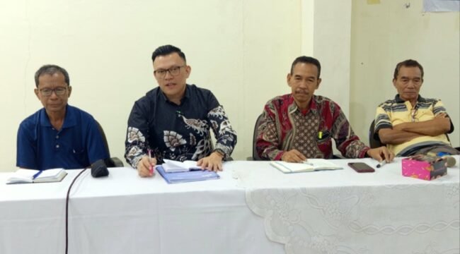 Fransisco Besi bersama keluarga almarhumah dokter Icha.
