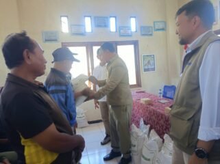 Anggota DPRD NTT, Marselinus Anggur Ngganggus saat menyerahkan bantuan beras kepada warga Bakunase 