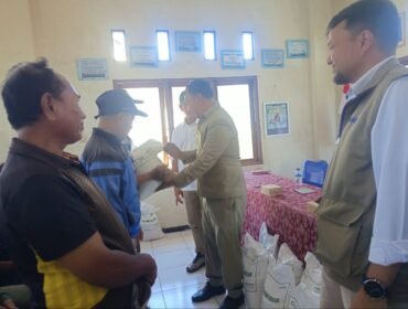 Anggota DPRD NTT, Marselinus Anggur Ngganggus saat menyerahkan bantuan beras kepada warga Bakunase 