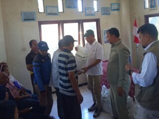 Anggota Komisi IV DPR RI Usman Husein saat menyerahkan bantuan kepada warga 