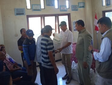 Anggota Komisi IV DPR RI Usman Husein saat menyerahkan bantuan kepada warga 