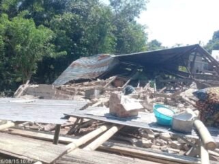 Satu dari ratusan rumah warga di Kecamatan Palue, Sikka yang Roboh akibat Gempa Flores beberapa waktu lalu. Foto: Istimewa 