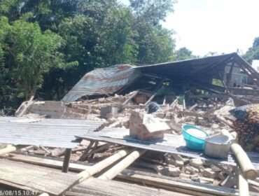 Satu dari ratusan rumah warga di Kecamatan Palue, Sikka yang Roboh akibat Gempa Flores beberapa waktu lalu. Foto: Istimewa 
