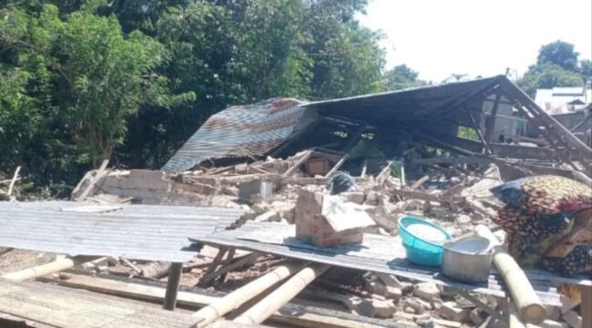 Satu dari ratusan rumah warga di Kecamatan Palue, Sikka yang Roboh akibat Gempa Flores beberapa waktu lalu. Foto: Istimewa 