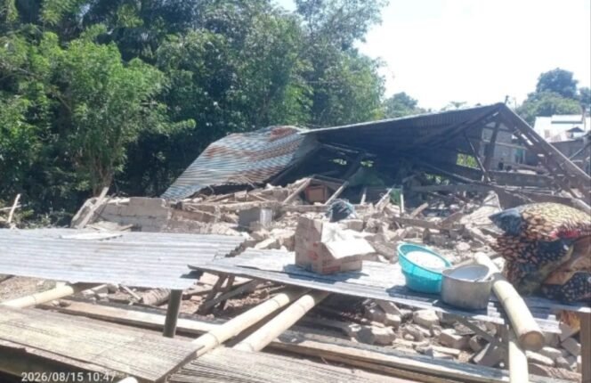 
					Satu dari ratusan rumah warga di Kecamatan Palue, Sikka yang Roboh akibat Gempa Flores beberapa waktu lalu. Foto: Istimewa 