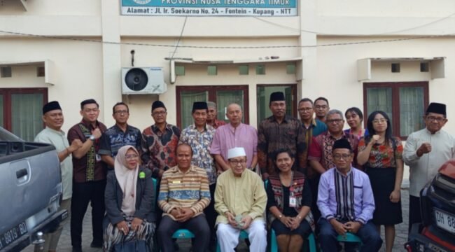 Pengurus MUI NTT bersama Kepala Dinas Ketenagakerjaan dan Transmigrasi NTT