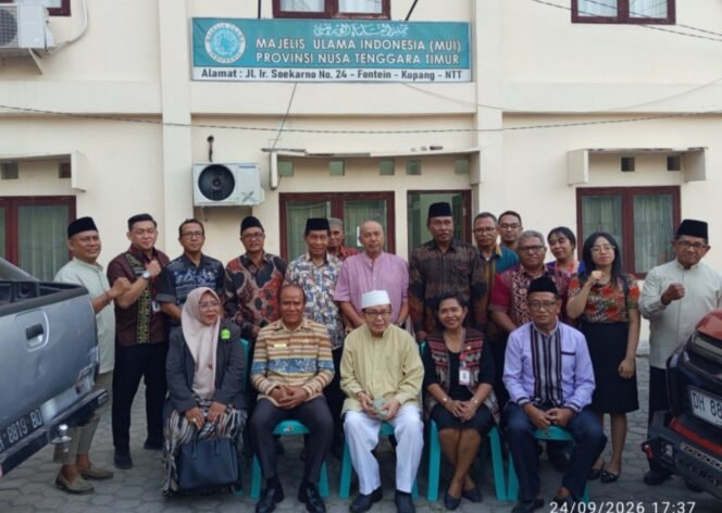 
					Pengurus MUI NTT bersama Kepala Dinas Ketenagakerjaan dan Transmigrasi NTT