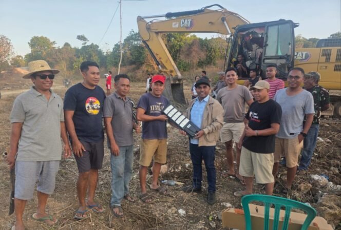 
					Simson Polin Sumbang Dua Lampu Solar Cell untuk Warga Loman
