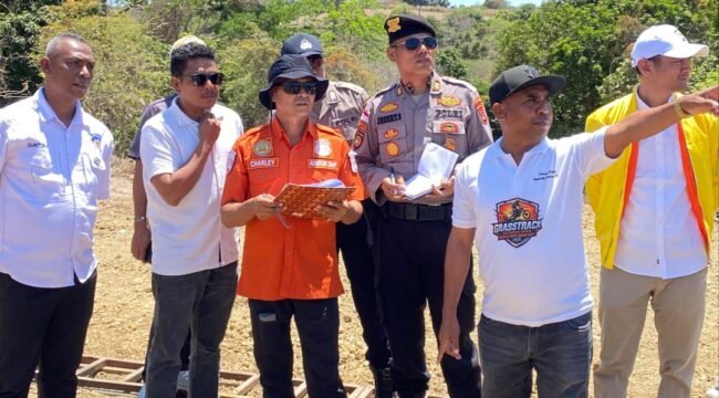 Persiapan lahan sirkuit Kejurdan Grasstrack Piala Bupati Rote Ndao 