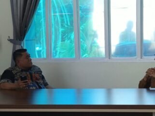 Ketua Sinode GMIT, Pendeta Samuel Benyamin Pandie saat berdialog dengan Kepala Dinas Ketenagakerjaan dan Transmigrasi Provinsi NTT.
