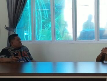 Ketua Sinode GMIT, Pendeta Samuel Benyamin Pandie saat berdialog dengan Kepala Dinas Ketenagakerjaan dan Transmigrasi Provinsi NTT.