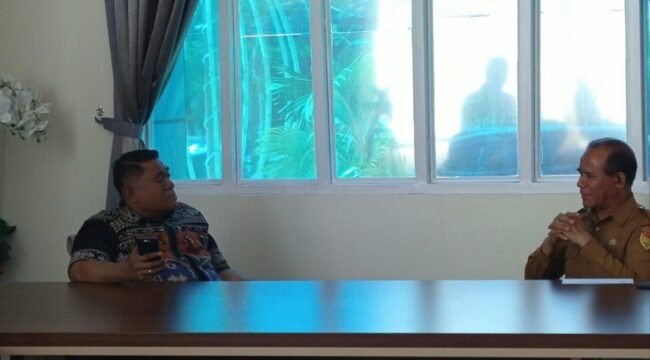 Ketua Sinode GMIT, Pendeta Samuel Benyamin Pandie saat berdialog dengan Kepala Dinas Ketenagakerjaan dan Transmigrasi Provinsi NTT.