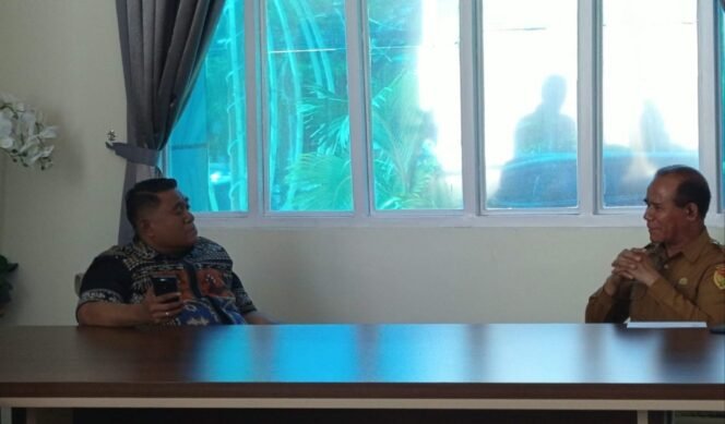 
					Ketua Sinode GMIT, Pendeta Samuel Benyamin Pandie saat berdialog dengan Kepala Dinas Ketenagakerjaan dan Transmigrasi Provinsi NTT.