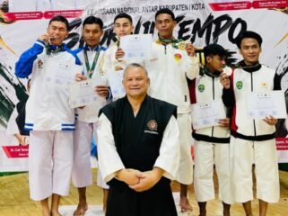 Atlet Kempo Kota menerima medali Kejurnas Kempo di Badung Bali. Foto: Istimewa 