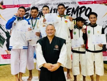 Atlet Kempo Kota menerima medali Kejurnas Kempo di Badung Bali. Foto: Istimewa 