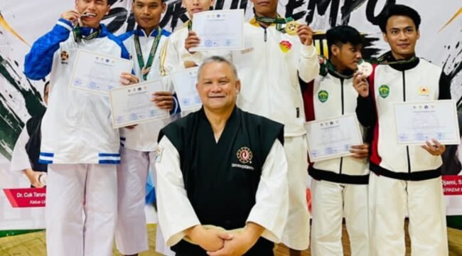 Atlet Kempo Kota menerima medali Kejurnas Kempo di Badung Bali. Foto: Istimewa 