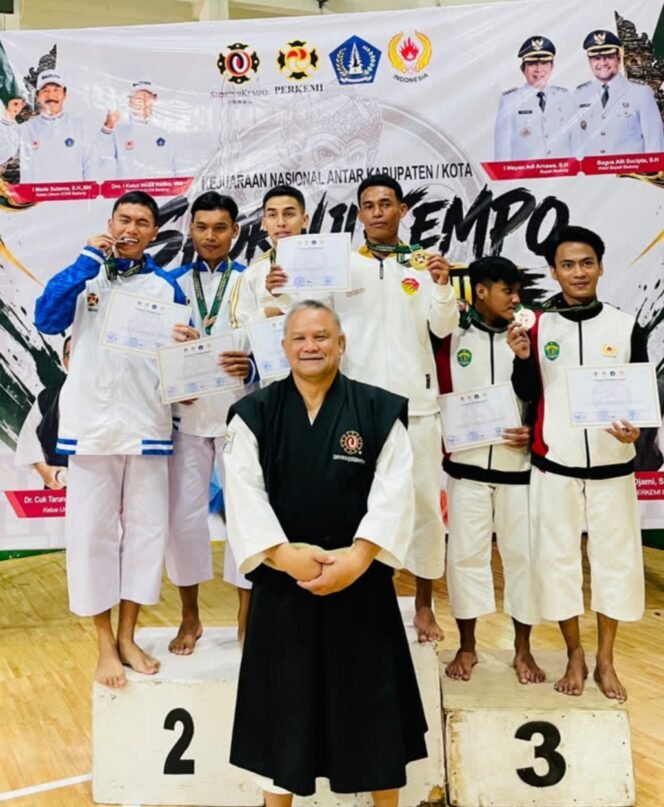 
					Atlet Kempo Kota menerima medali Kejurnas Kempo di Badung Bali. Foto: Istimewa 